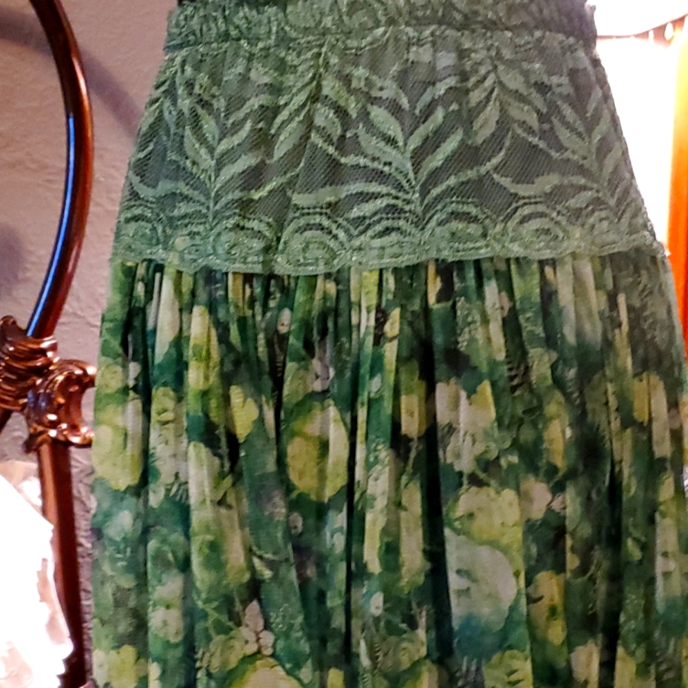 TC FASHION GREEN LACE AND TOOL SKIRT, SIZE 6, FLORAL PATTERN, BEAUTIFUL NWT